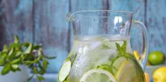 Κανάτα με Νερό Sassi για Αδυνάτισμα, γεμάτη με φέτες λεμονιού, αγγουριού, φύλλα μέντας και κομμάτια τζίντζερ