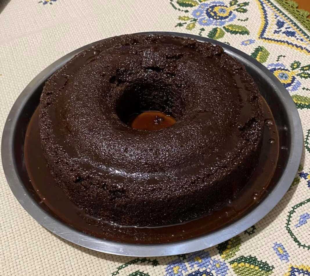 Ένα ολόκληρο Κέικ βραστό σοκολάτας σε στρογγυλή φόρμα, περιχυμένο με γλάσο σοκολάτας