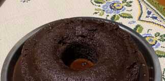 Ένα ολόκληρο Κέικ βραστό σοκολάτας σε στρογγυλή φόρμα, περιχυμένο με γλάσο σοκολάτας