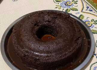 Ένα ολόκληρο Κέικ βραστό σοκολάτας σε στρογγυλή φόρμα, περιχυμένο με γλάσο σοκολάτας