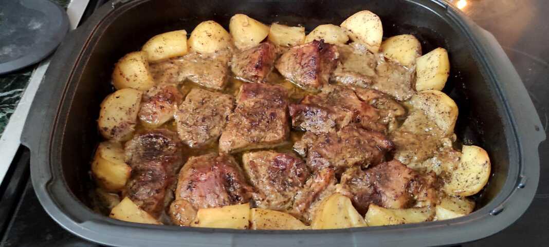 Χοιρινό στην γάστρα με πατατούλες