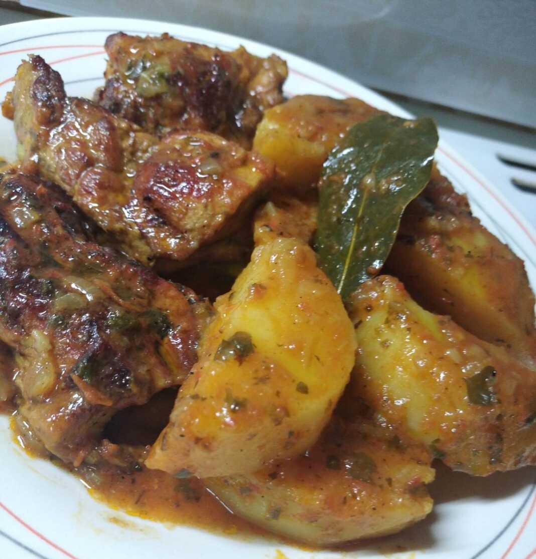 Κοκκινιστό χοιρινό με πατάτες στο φούρνο