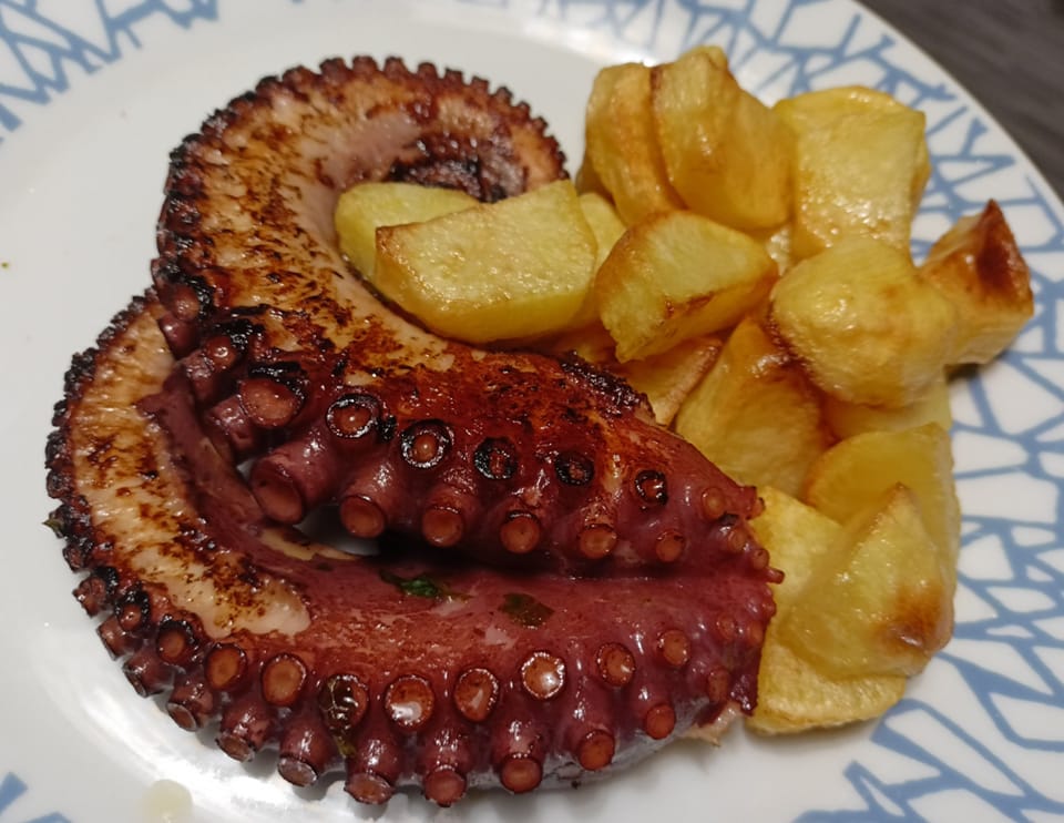 xtapodakiTiganitesPatates Ψητό χταπόδι με πατάτες