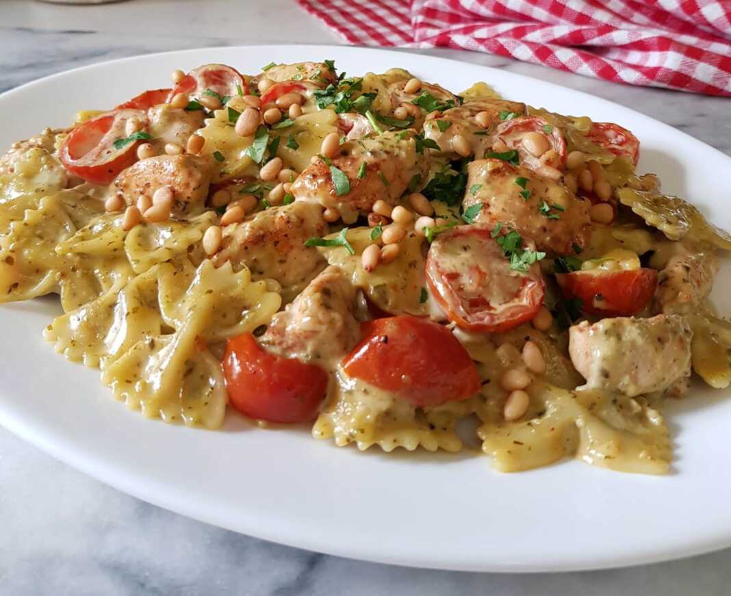 Ζυμαρικά αλα κρεμ με πεστο και κοτόπουλο