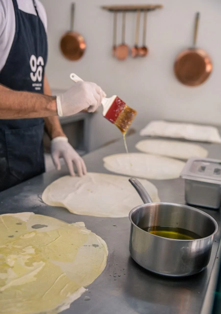 Το φύλλο περνιέται με αγνό ελαιόλαδο / Φωτογραφία: Πλαστός & Κρεμμυδόπιτα/Facebook