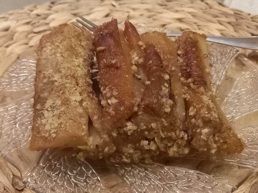 Πλατσέντα Μυτιλήνης Κομμάτι Πλατσέντας Μυτιλήνης με πλούσιο πασπάλισμα καρυδιού και κανέλας, περιχυμένο με σιρόπι.