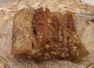 Κομμάτι Πλατσέντας Μυτιλήνης με πλούσιο πασπάλισμα καρυδιού και κανέλας, περιχυμένο με σιρόπι.