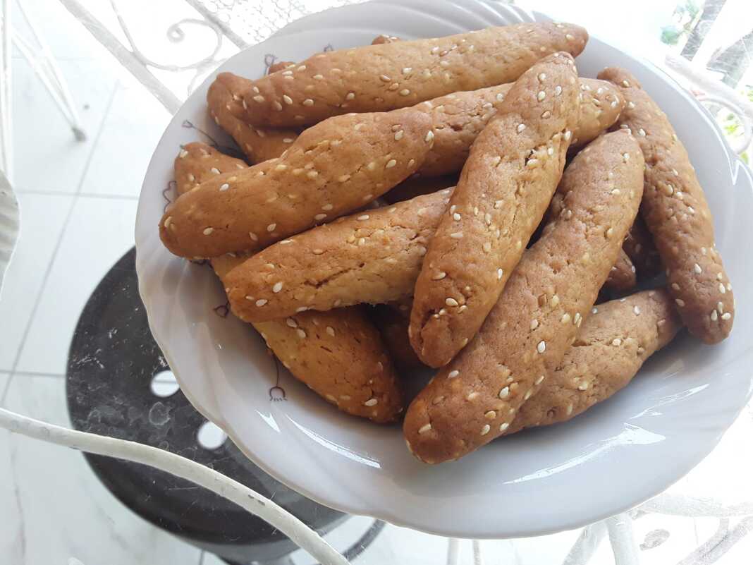 355080023_1665267657254751_285935985274943881_n Πιάτο με τραγανά Κουλουράκια για τον Καφέ πασπαλισμένα με σουσάμι.