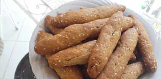 Πιάτο με τραγανά Κουλουράκια για τον Καφέ πασπαλισμένα με σουσάμι.