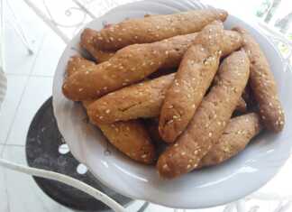 Πιάτο με τραγανά Κουλουράκια για τον Καφέ πασπαλισμένα με σουσάμι.