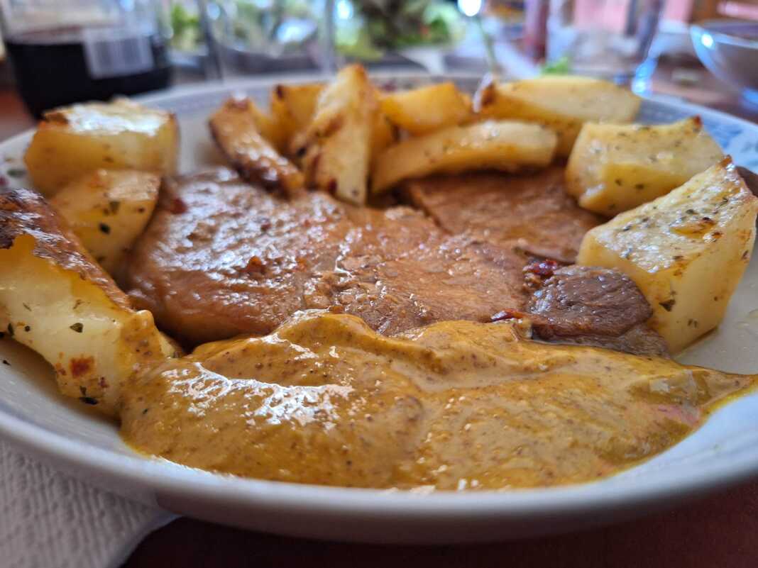 HoirinesPatatesMoustarda Χοιρινές Μπριζόλες με πατάτες στο φούρνο και χειροποίητη μουστάρδα