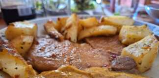 Χοιρινές Μπριζόλες με πατάτες στο φούρνο και χειροποίητη μουστάρδα