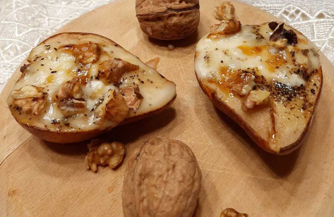 Αχλάδια φούρνου με τυρί, μέλι και καρύδια.