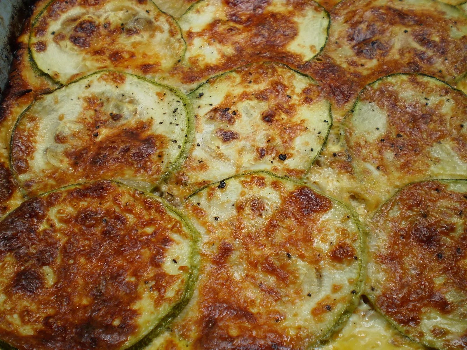 Ο Μουσακάς με κολοκυθάκια είναι ένας μουσακάς υπέροχος, ελαφρύς και τον τρώνε καλύτερα τα παιδιά, που δεν έχουν μεγάλη συμπάθεια με τη μελιτζάνα.