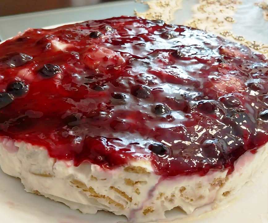 giaourtogliko Δροσερό Γιαουρτογλυκό με μπισκότα και κόκκινη μαρμελάδα στην επιφάνεια, έτοιμο για σερβίρισμα