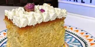 Γιαουρτόπιτα σιροπιαστή με σαντιγι γιαουρτιού