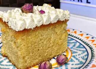 Γιαουρτόπιτα σιροπιαστή με σαντιγι γιαουρτιού