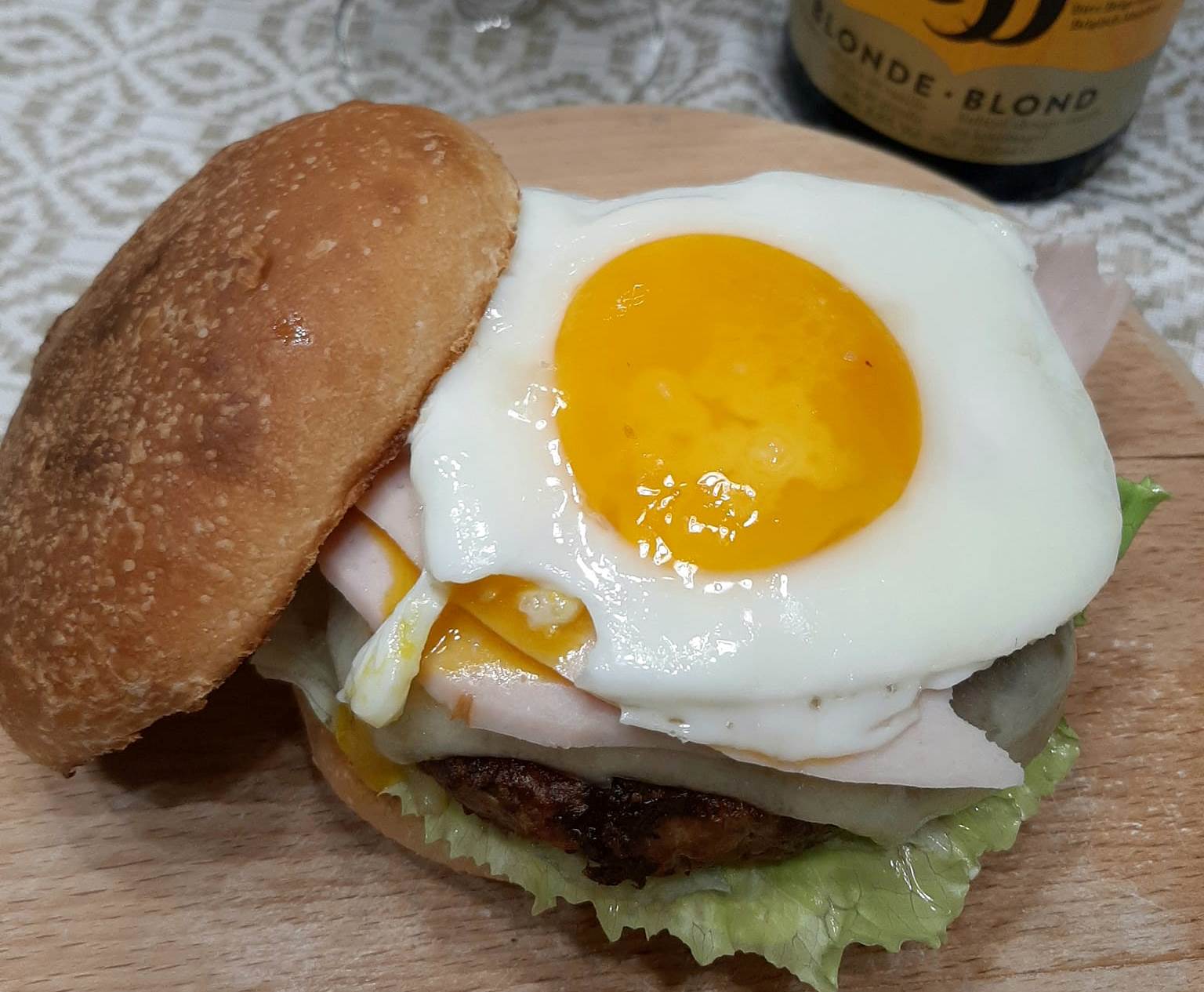 Σάντουιτς με χάμπουργκερ και τηγανητό αυγό