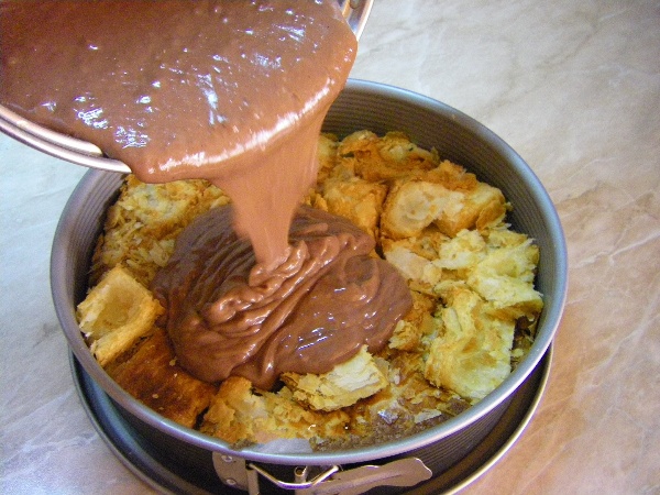 Αυτό το εύκολο και γρήγορο Κέικ με σφολιάτα και κρέμα έχει εξαιρετικό αποτέλεσμα. Υπέροχο, χορταστικό και πολύ κατάλληλο για να σερβιριστε