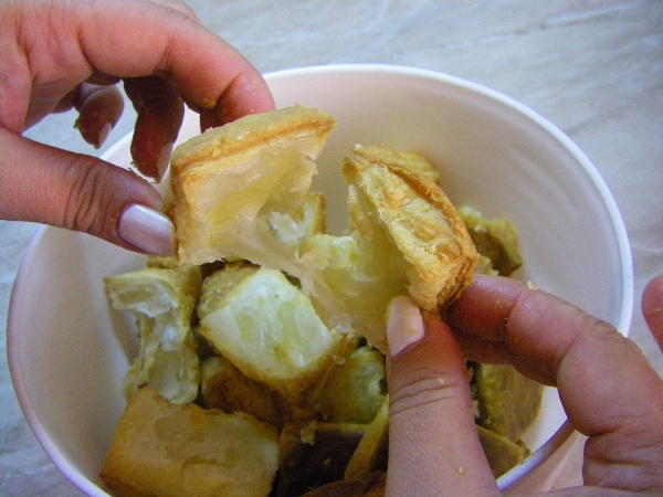 Αυτό το εύκολο και γρήγορο Κέικ με σφολιάτα και κρέμα έχει εξαιρετικό αποτέλεσμα. Υπέροχο, χορταστικό και πολύ κατάλληλο για να σερβιριστε