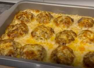 Κεφτέδες ψημένοι στον φούρνο, καλυμμένοι με ρόδινη μπεσαμέλ και λιωμένα τυριά, σε ταψί πυρέξ.