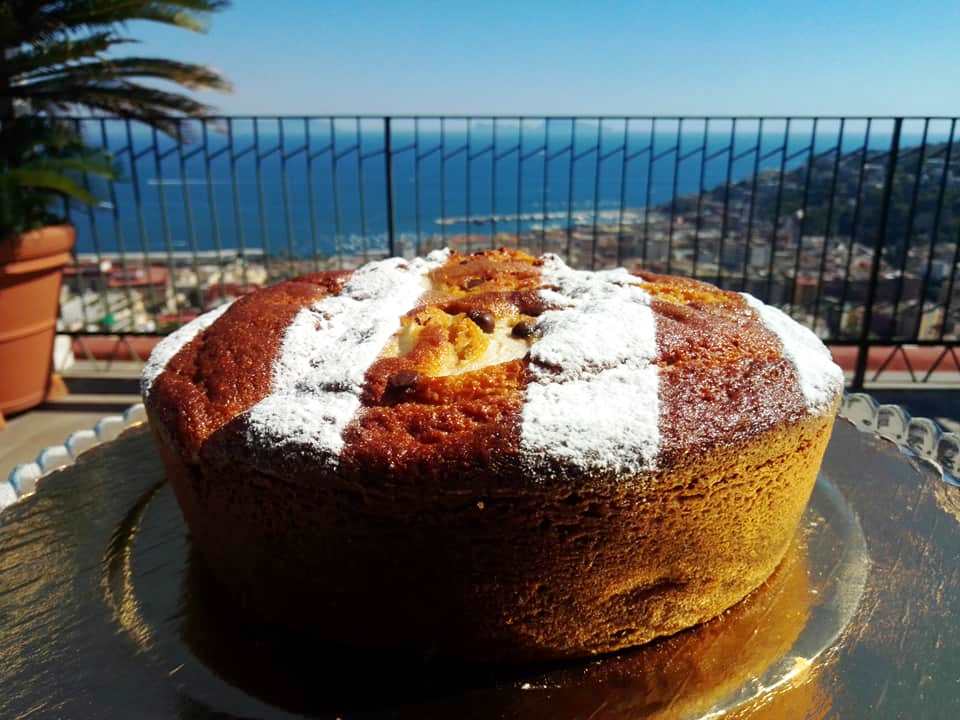 keikAladiSokolata Κέικ γιαουρτιού με αχλάδια και σοκολάτα