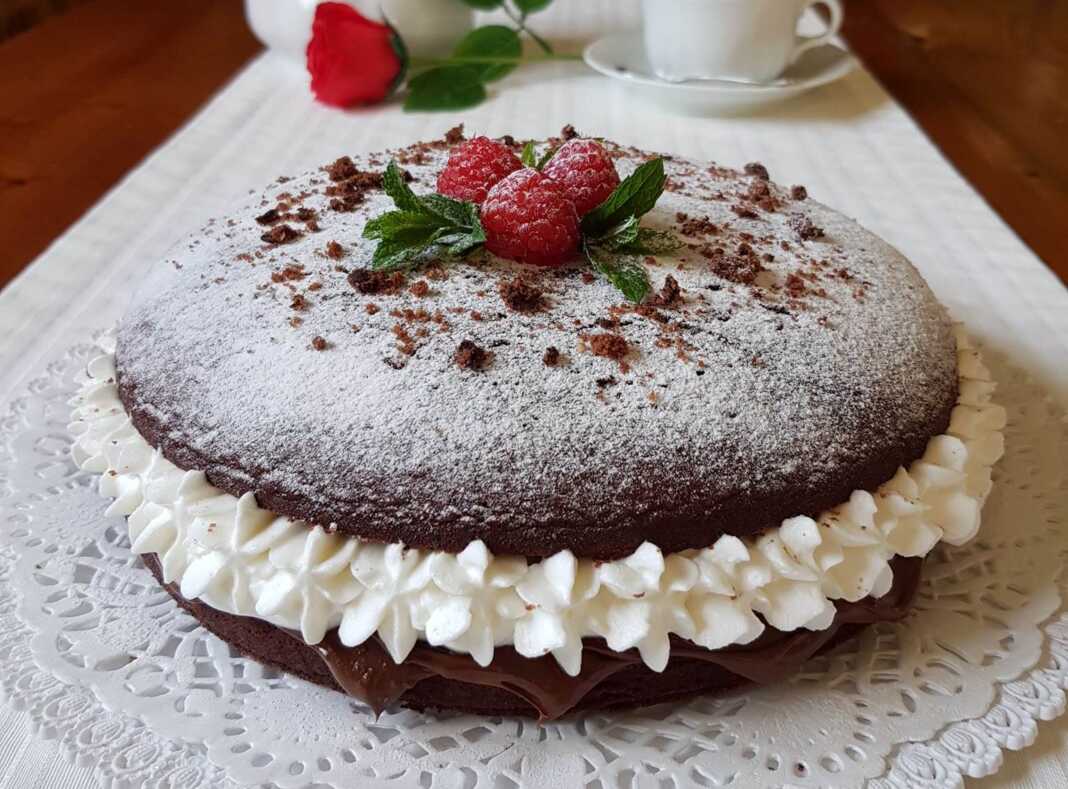 keikNutellaSantigi κέικ σοκολάτας γεμισμένο με Nutella και σαντιγί