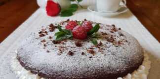 κέικ σοκολάτας γεμισμένο με Nutella και σαντιγί