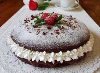 κέικ σοκολάτας γεμισμένο με Nutella και σαντιγί