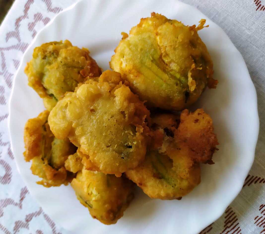 kolokitholoulouda Κολοκυθολούλουδα γεμιστά με 4 τυριά