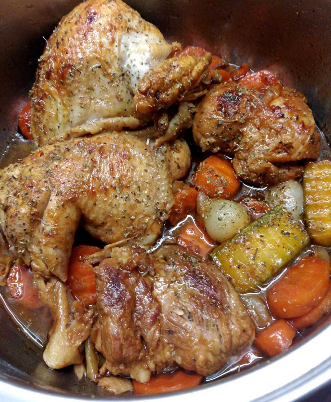 kotopouloKatsarola Ένα ζουμερό Κοτόπουλο με μπύρα στην κατσαρόλα, σερβιρισμένο με πλούσια σκούρα σάλτσα και λαχανικά