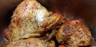 Ένα ζουμερό Κοτόπουλο με μπύρα στην κατσαρόλα, σερβιρισμένο με πλούσια σκούρα σάλτσα και λαχανικά