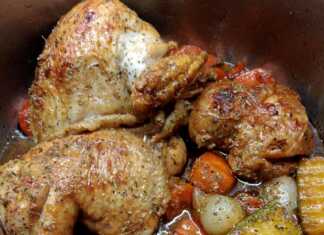 Ένα ζουμερό Κοτόπουλο με μπύρα στην κατσαρόλα, σερβιρισμένο με πλούσια σκούρα σάλτσα και λαχανικά