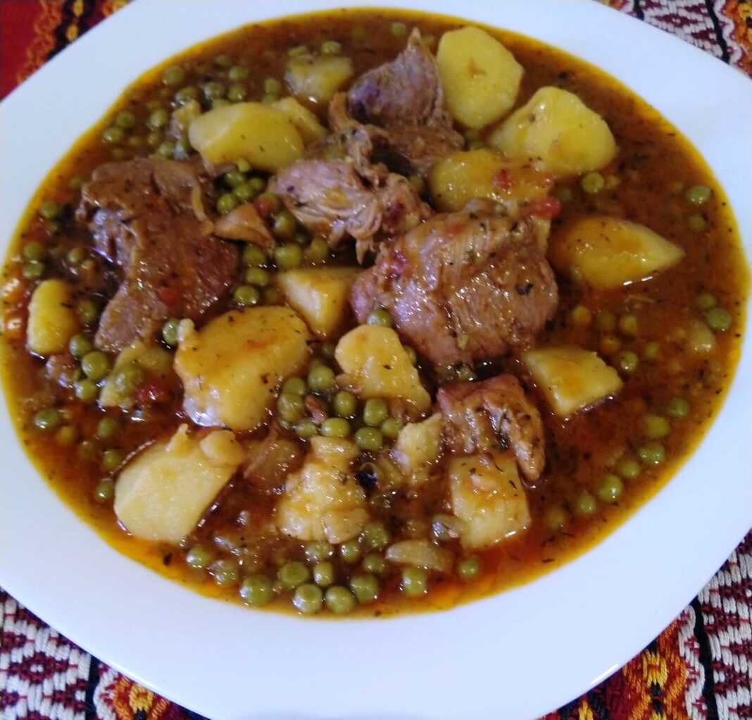 Μοσχαράκι κοκκινιστό με αρακά καροτάκια και πατάτες