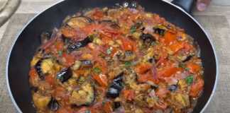 Μελιτζάνες στο τηγάνι με ντομάτα και κρεμμύδι