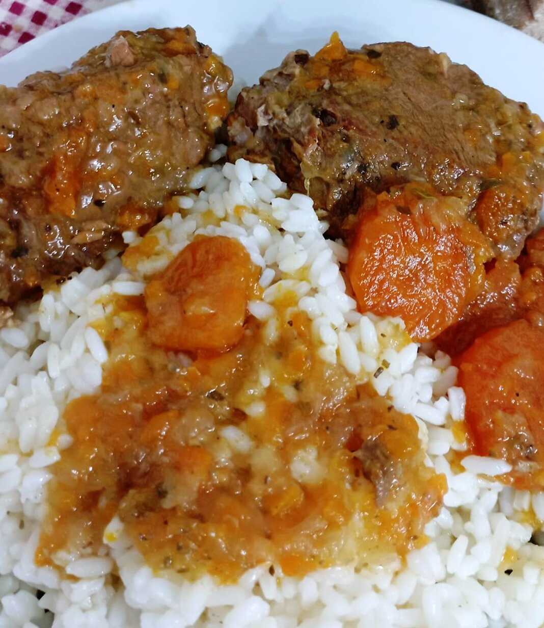 mosxarakiLemonatoRizi Μοσχάρι λεμονάτο σε βαθύ πιάτο, περιχυμένο με πλούσια λεμονάτη σάλτσα και συνοδευόμενο από σπυρωτό κίτρινο ρύζι.