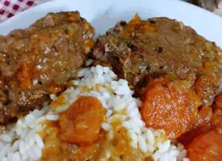 Μοσχάρι λεμονάτο σε βαθύ πιάτο, περιχυμένο με πλούσια λεμονάτη σάλτσα και συνοδευόμενο από σπυρωτό κίτρινο ρύζι.