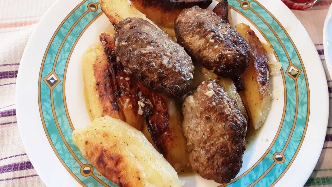 mpiftekiaPatates Μπιφτέκια με πατάτες στον φούρνο!!!