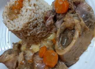 Πιάτο με μοσχαρίσιο οσομπούκο (κομμάτια κρέατος με το κόκαλο) περιχυμένο με λεμονάτη σάλτσα, δίπλα σε βρασμένο καστανό ρύζι.