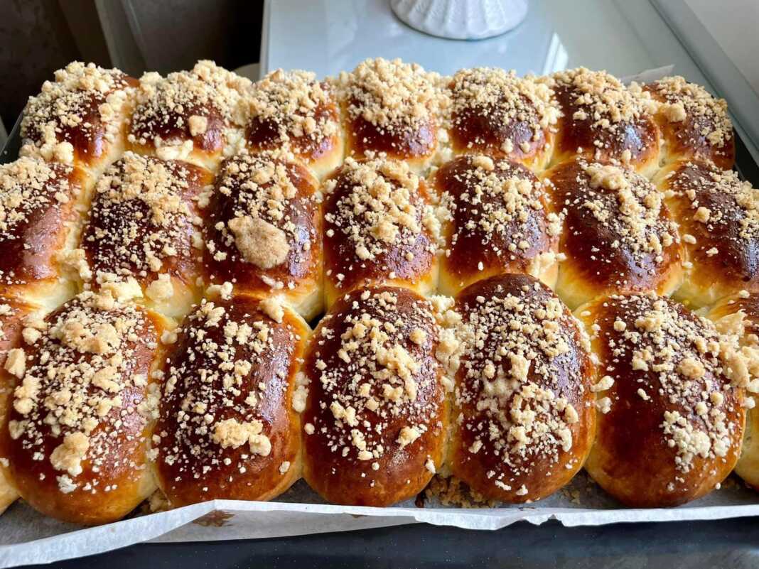 Ψωμάκια με γέμιση κεράσι