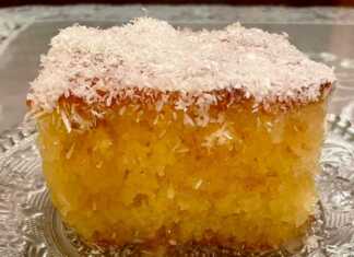 Ένα κομμάτι ραβανί σιροπιασμένο σε ένα πιάτο, πασπαλισμένο με λευκό ινδοκάρυδο.