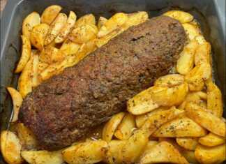 Ένα ζουμερό ρολό κιμά γεμιστό με λιωμένα τυριά και πολύχρωμες πιπεριές σε φέτες.