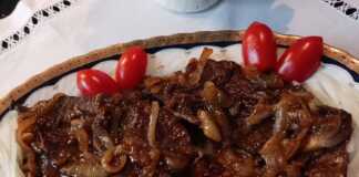 Κοντινό πλάνο στο Μοσχαρίσιο Συκώτι με Καραμελωμένα Κρεμμύδια και θυμάρι