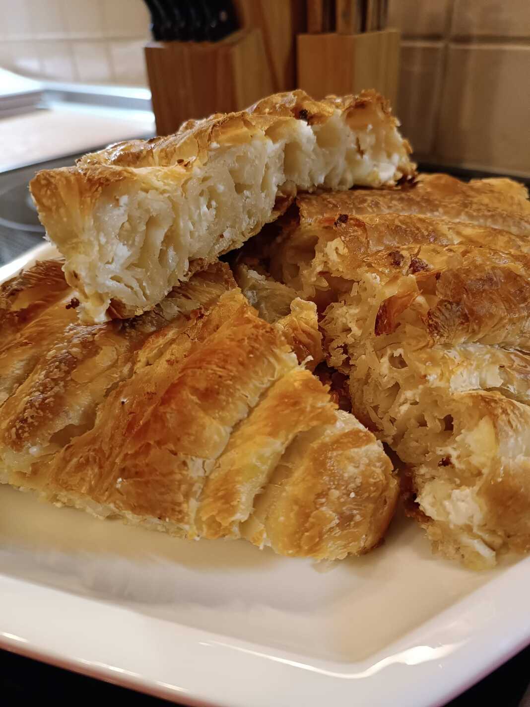 striftopita Ολοκληρωμένη Στριφτόπιτα με Σπιτικό Φύλλο, χρυσαφένια και κομμένη σε κομμάτια, έτοιμη για σερβίρισμα