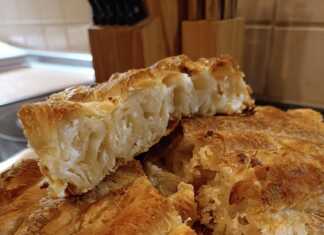 Ολοκληρωμένη Στριφτόπιτα με Σπιτικό Φύλλο, χρυσαφένια και κομμένη σε κομμάτια, έτοιμη για σερβίρισμα