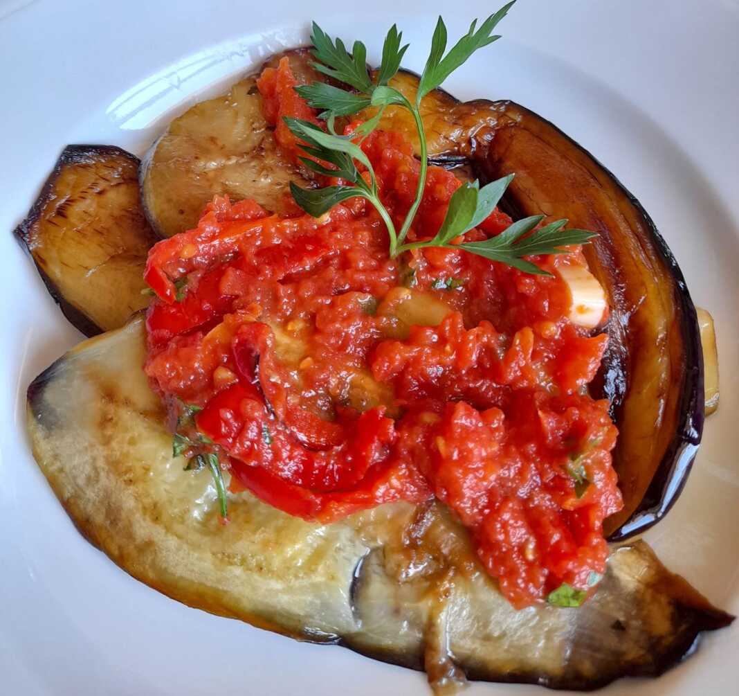 tiganitesMelitzanes Τηγανητές μελιτζάνες με σάλτσα ντομάτας