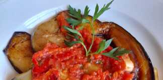 Τηγανητές μελιτζάνες με σάλτσα ντομάτας