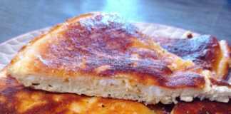 Χρυσαφένια, στρογγυλή τυρόπιτα στο τηγάνι, κομμένη σε μερίδες.