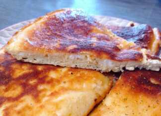 Χρυσαφένια, στρογγυλή τυρόπιτα στο τηγάνι, κομμένη σε μερίδες.