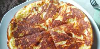 Χρυσαφένια, αφράτη τυρόπιτα στο τηγάνι, κομμένη σε τρίγωνα κομμάτια.